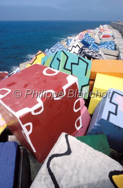 espagne asturies 13.jpg - Blocs de béton (Cubos de la Memoria) peints par Augustin Ibarrola, LlanesAsturies, Espagne